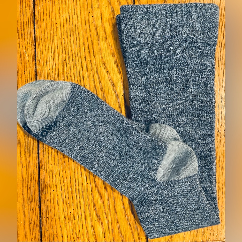 NWOT WELLOW UNISEX Sock, size large, heather blue color